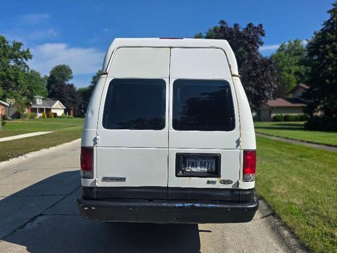 Used 2010 Ford E-250 and Econoline 250 Extended Van 3D image 4
