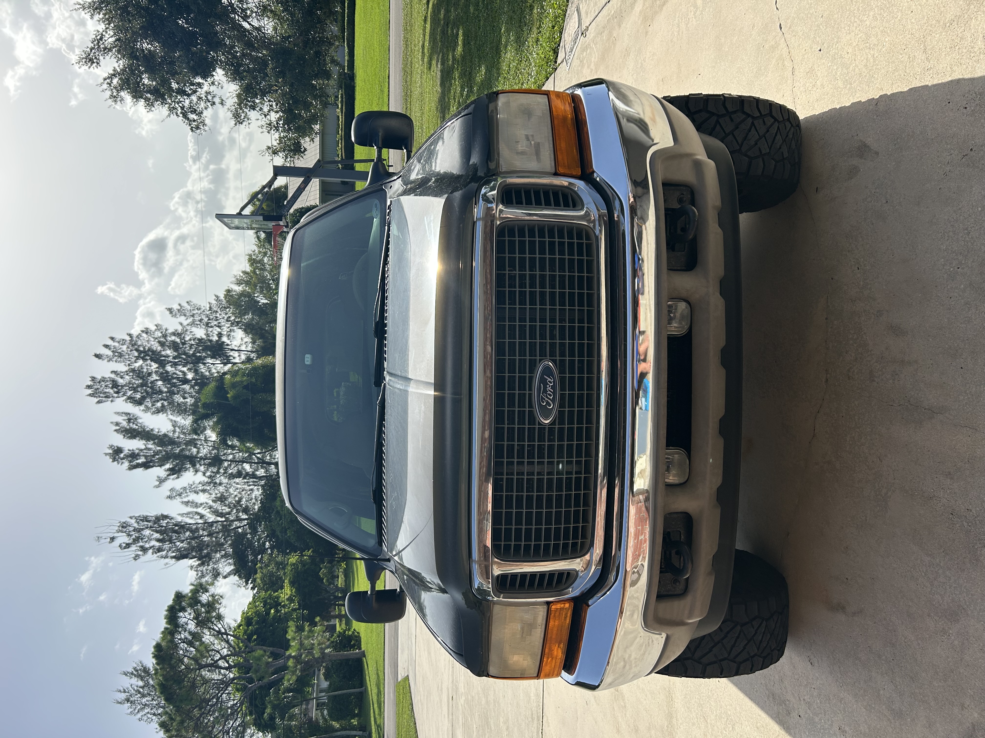 Used 2001 Ford Excursion Limited AWD/4WD image 2