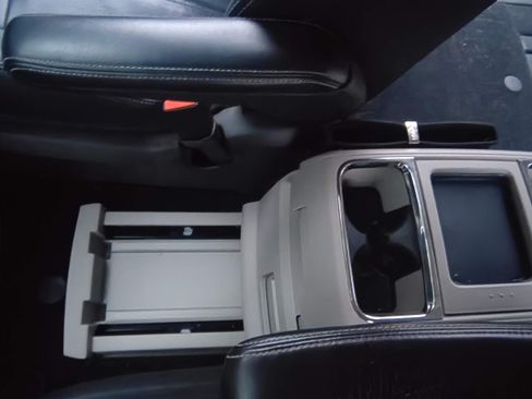 Used 2014 Chrysler Town & Country Touring image 28