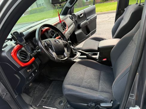 Used 2016 Toyota Tacoma TRD Off-Road w/ Towing Package AWD/4WD image 12