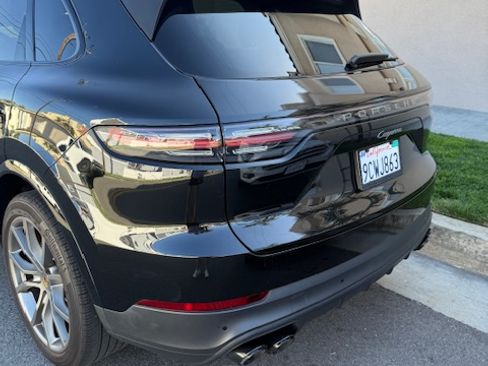 Used 2023 Porsche Cayenne Platinum Edition image 10