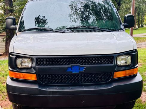 Used 2015 Chevrolet Express 2500 image 8