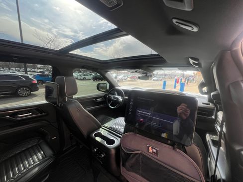 Used 2025 GMC Yukon Elevation w/ Elevation Premium Package image 14