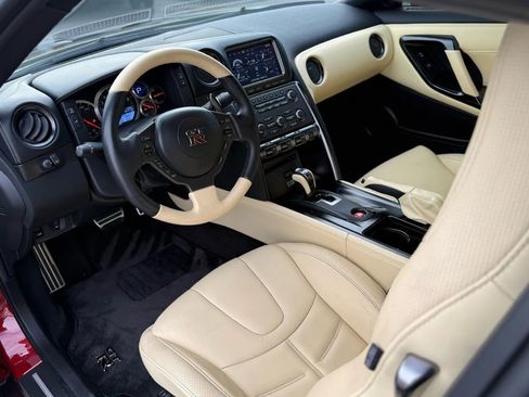 Used 2016 Nissan GT-R Premium image 16