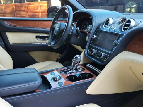 Used 2019 Bentley Bentayga AWD/4WD image 13