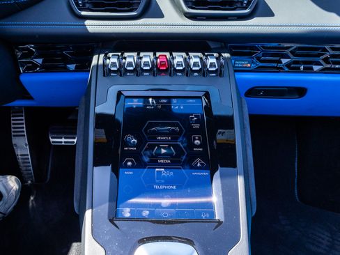 Used 2022 Lamborghini Huracan EVO image 24