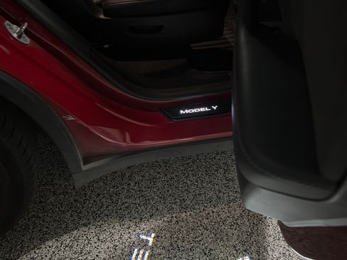 Used 2023 Tesla Model Y Long Range image 10