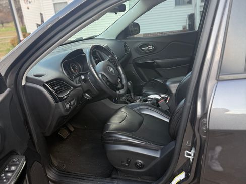 Used 2019 Jeep Cherokee Latitude Plus image 13