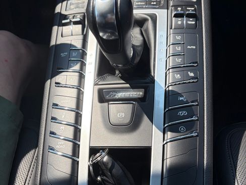Used 2021 Porsche Macan Turbo AWD/4WD image 22