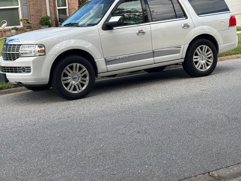 Used 2011 Lincoln Navigator 2WD image 5