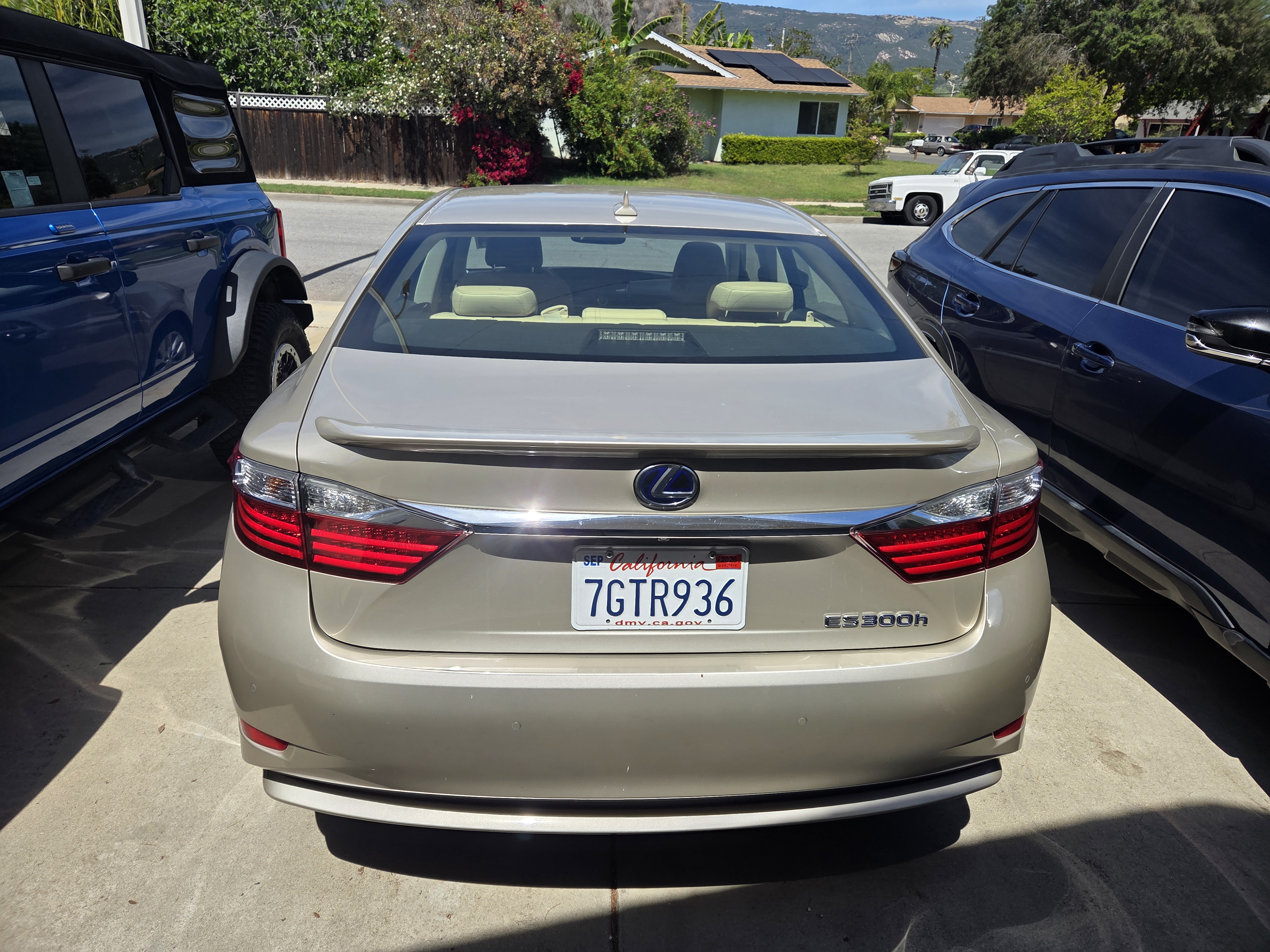 Used 2014 Lexus ES 300h w/ Premium Package w/Bamboo Trim FWD image 2