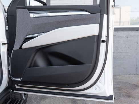 Used 2025 Cadillac Escalade V w/ LPO, ONYX Package image 20