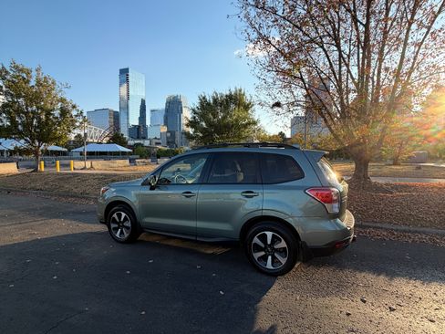 Used 2017 Subaru Forester 2.5i Premium AWD/4WD image 4