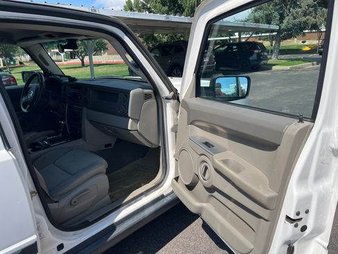 Used 2006 Jeep Commander 4WD image 11