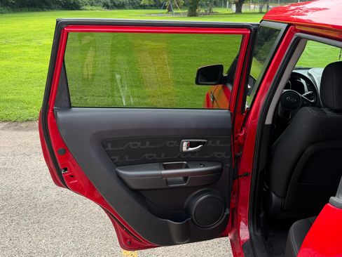 Used 2013 Kia Soul + FWD image 13