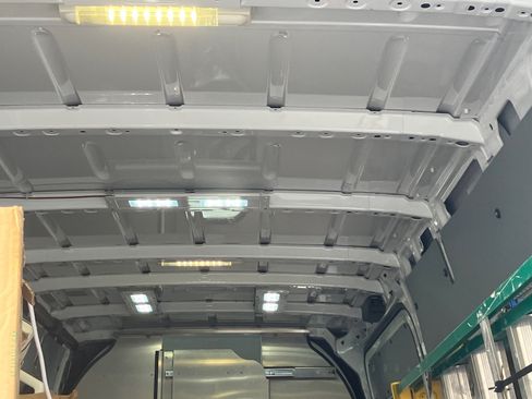 Used 2014 Freightliner Sprinter 2500 image 17