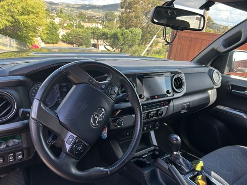 Used 2017 Toyota Tacoma TRD Sport image 14