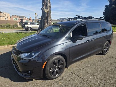 Used 2020 Chrysler Pacifica Limited w/ Advanced Safetytec Group
