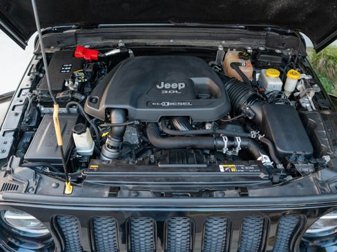 Used 2020 Jeep Wrangler Unlimited Sahara AWD/4WD image 25
