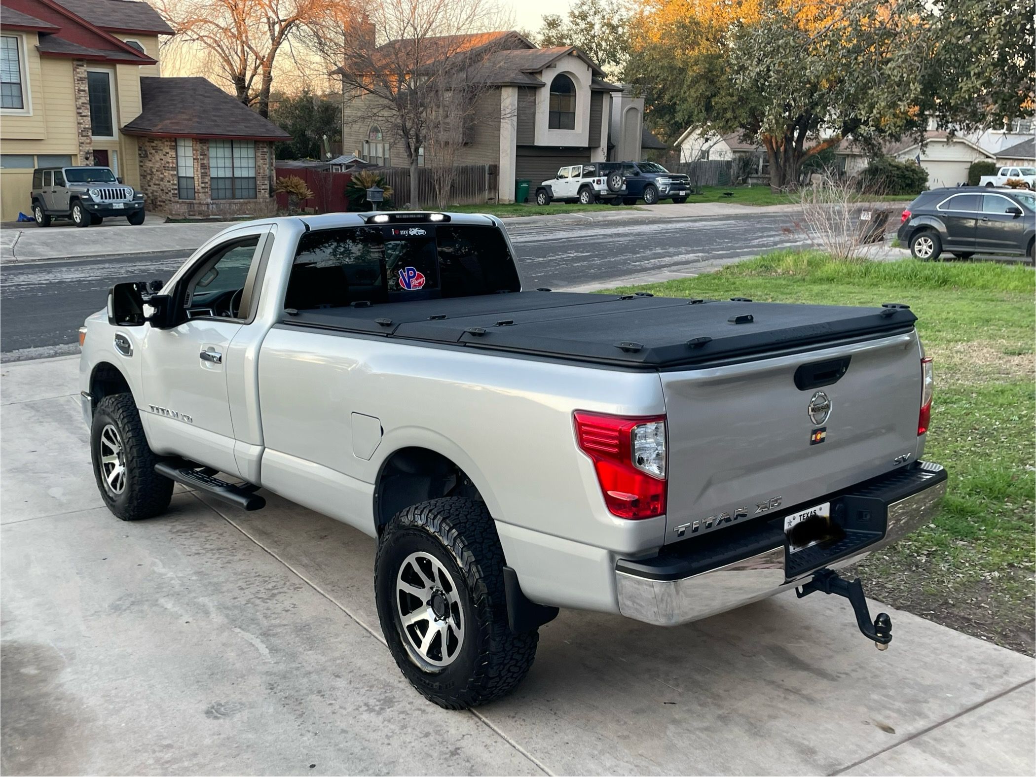 Used 2017 Nissan Titan SV RWD image 2