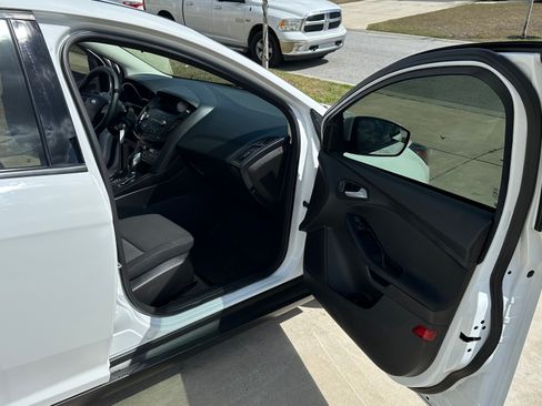 Used 2018 Ford Focus SE w/ SE Appearance Package image 13