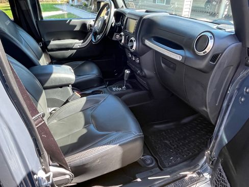 Used 2017 Jeep Wrangler Unlimited Sahara w/ Connectivity Group image 6