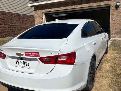 Used 2018 Chevrolet Malibu LT image 2