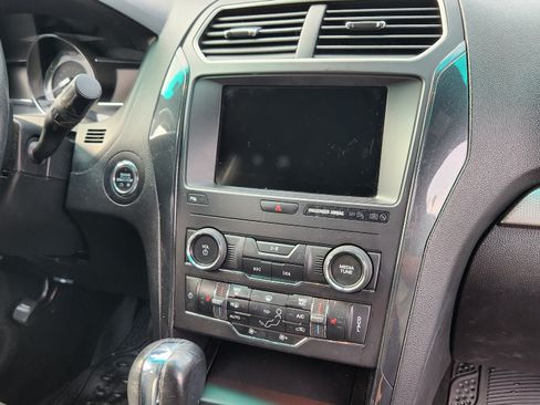 Used 2019 Ford Explorer XLT w/ Equipment Group 202A AWD/4WD image 10