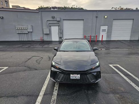 Used 2025 Toyota Camry SE image 9