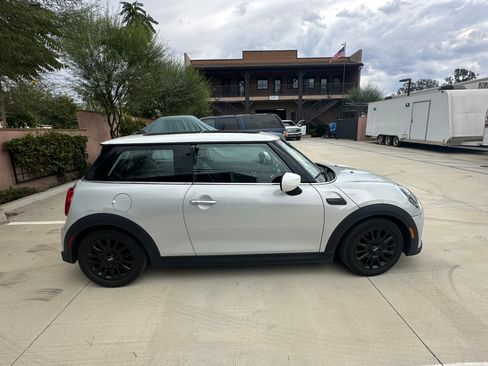 Used 2022 MINI Cooper 2-Door Hardtop image 12