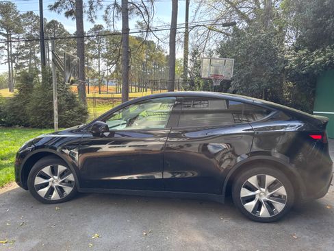 Used 2022 Tesla Model Y Long Range image 5