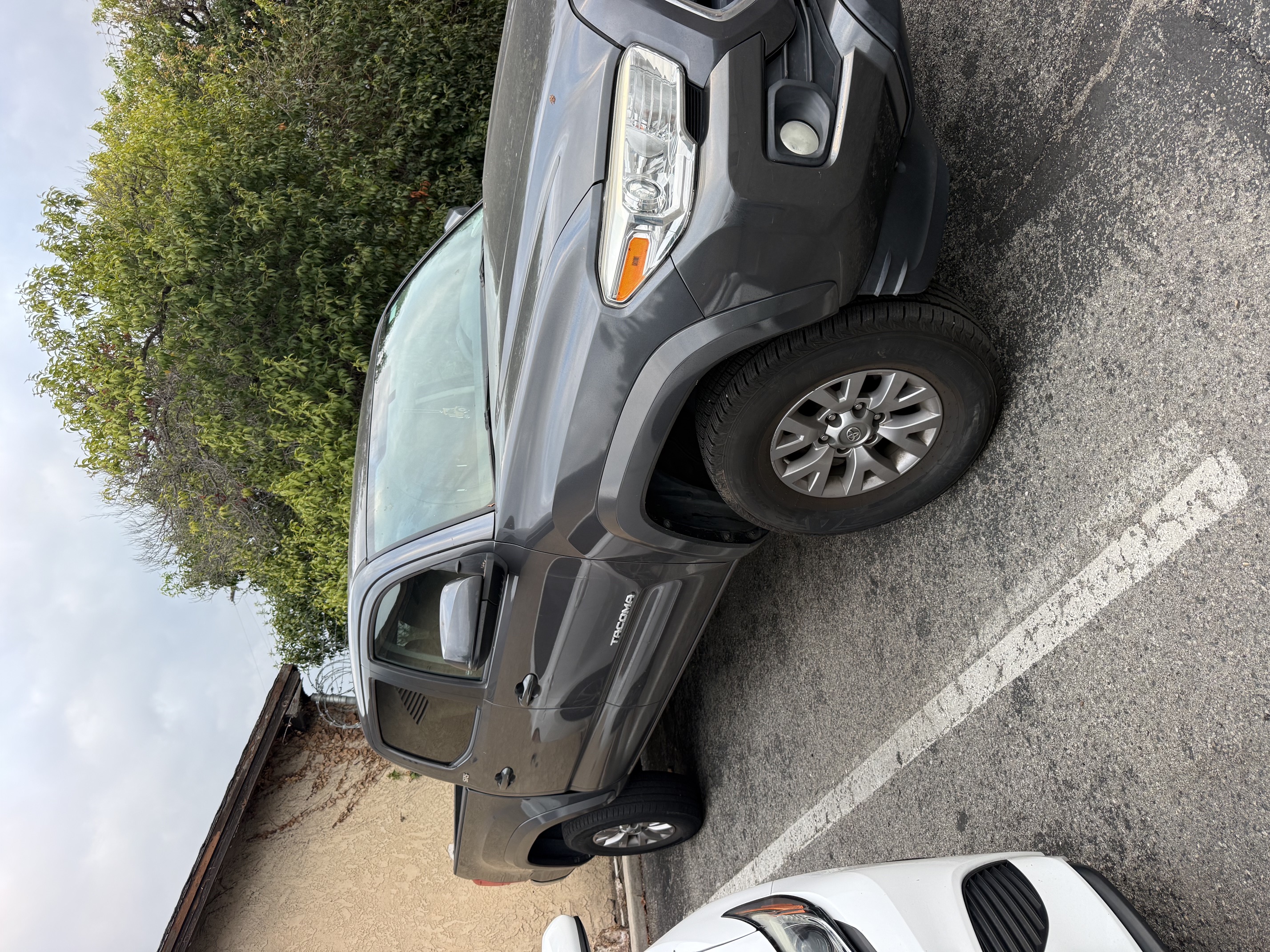 Used 2017 Toyota Tacoma SR5 w/ SR5 Appearance Package (SM) RWD image 2