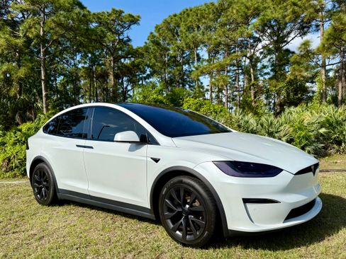 Used 2022 Tesla Model X Plaid image 1