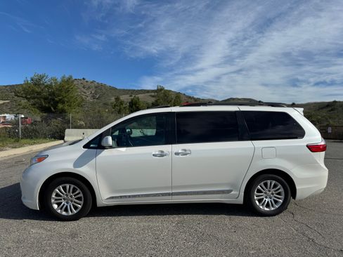 Used 2017 Toyota Sienna XLE image 4