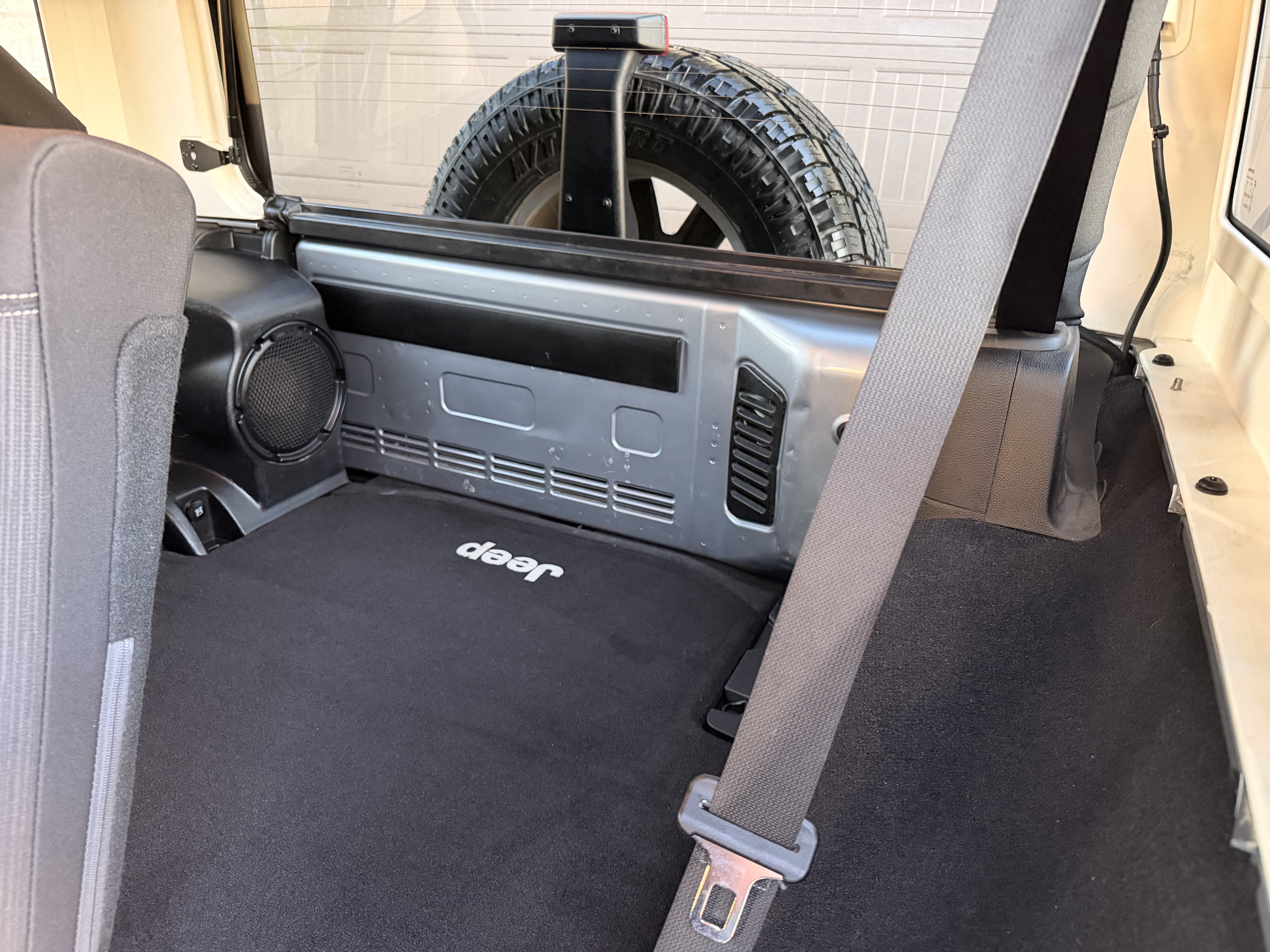 Used 2013 Jeep Wrangler Unlimited Sahara w/ Connectivity Group AWD/4WD image 18