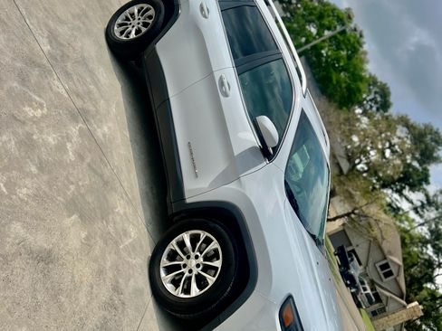 Used 2019 Jeep Cherokee Latitude Plus FWD image 5