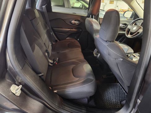 Used 2017 Jeep Cherokee Latitude w/ Cold Weather Group image 14