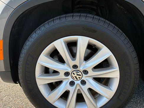 Used 2010 Volkswagen Tiguan SE image 11