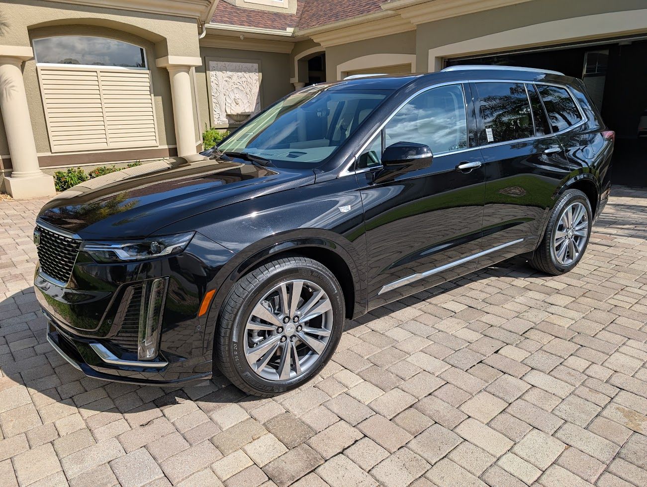 Used 2025 Cadillac XT6 Premium Luxury w/ Technology Package FWD image 2