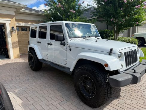 Used 2012 Jeep Wrangler Unlimited Sahara w/ Connectivity Group AWD/4WD image 18
