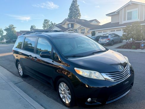 Used 2015 Toyota Sienna XLE Premium AWD/4WD image 1