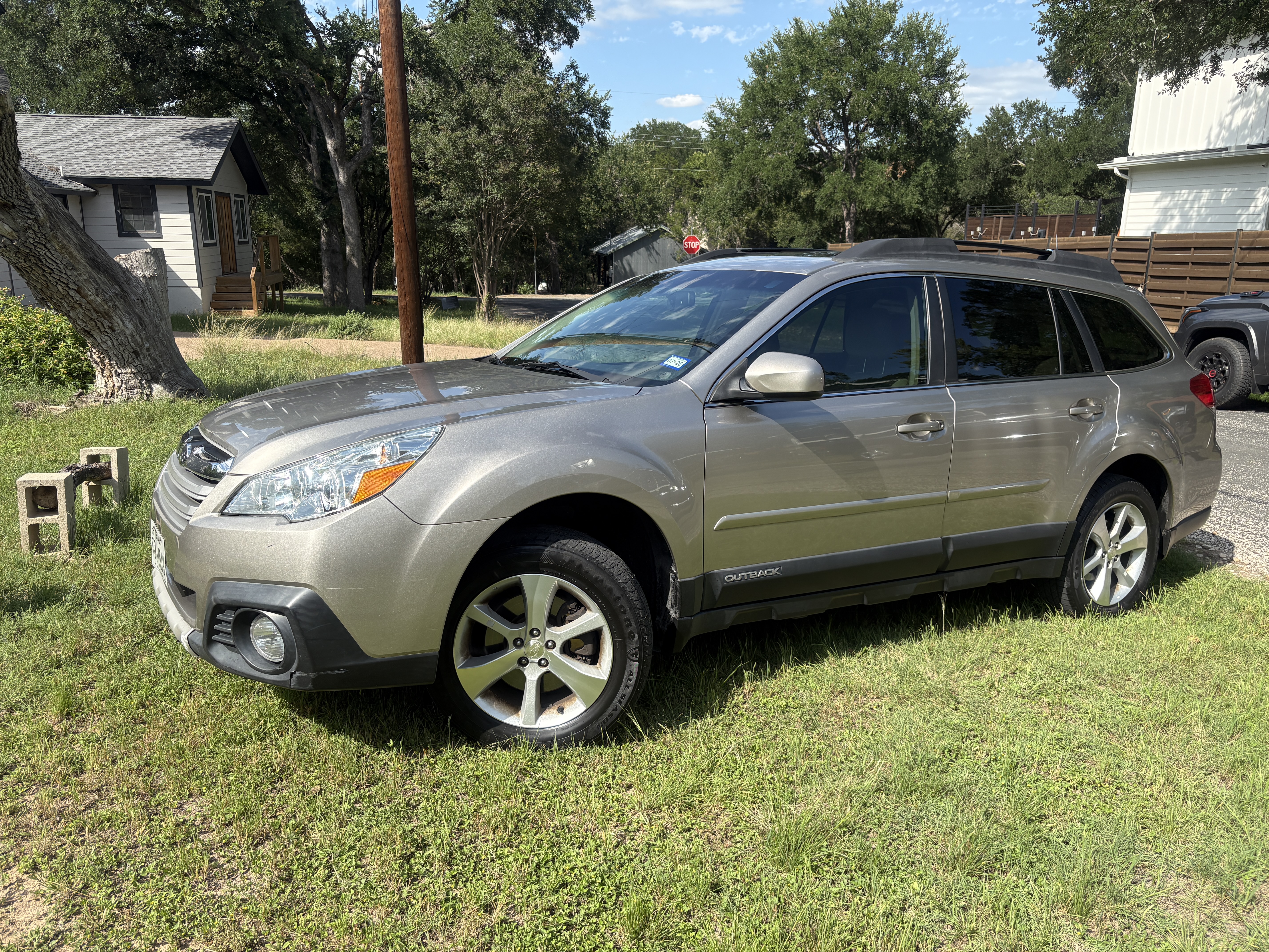 Used 2014 Subaru Outback 3.6R Limited w/ Moonroof Package AWD/4WD image 1