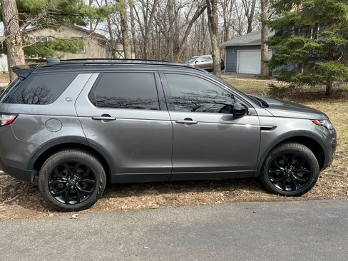 Used 2017 Land Rover Discovery Sport SE image 2