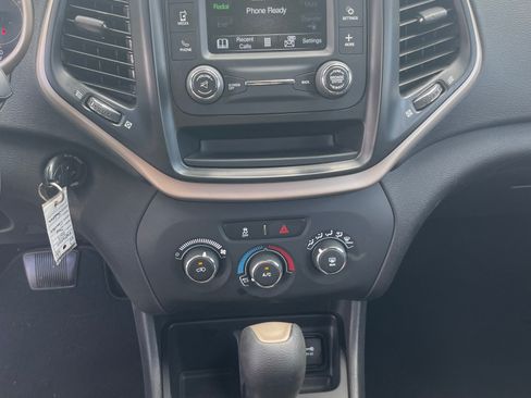 Used 2017 Jeep Cherokee Sport FWD image 13
