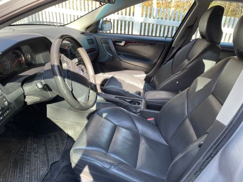 Used 2004 Volvo V70 2.5T image 8