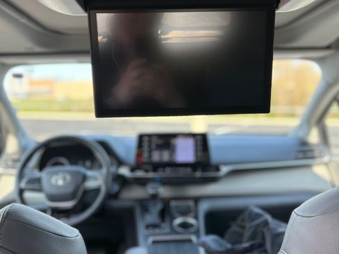 Used 2022 Toyota Sienna Limited image 12