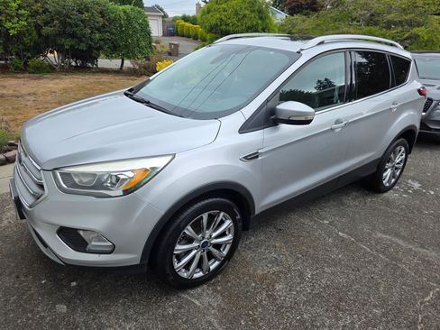 Used 2017 Ford Escape Titanium image 2