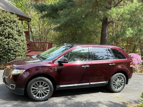 Used 2011 Lincoln MKX AWD w/ 102A Rapid Spec Order Code image 2