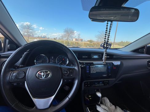 Used 2018 Toyota Corolla SE w/ SE Premium Package image 2