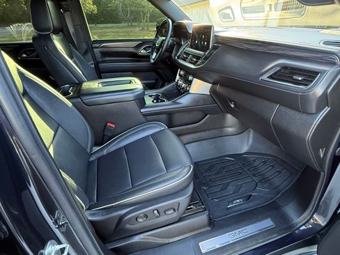 Used 2024 GMC Yukon SLT w/ SLT Luxury Package RWD image 13